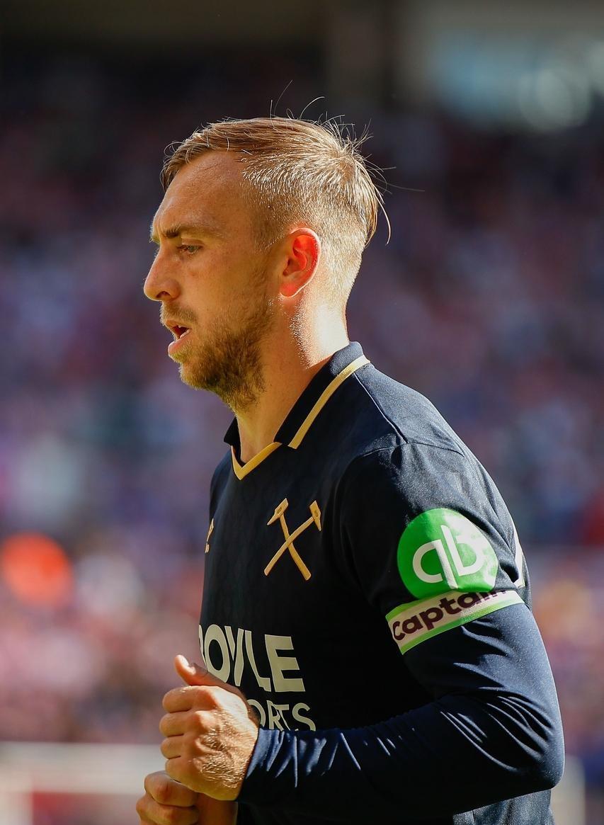 开云娱乐-转折点！上海海港防线松动，英超集结日攻防权衡，球迷炸锅，训练强度明显提升的简单介绍