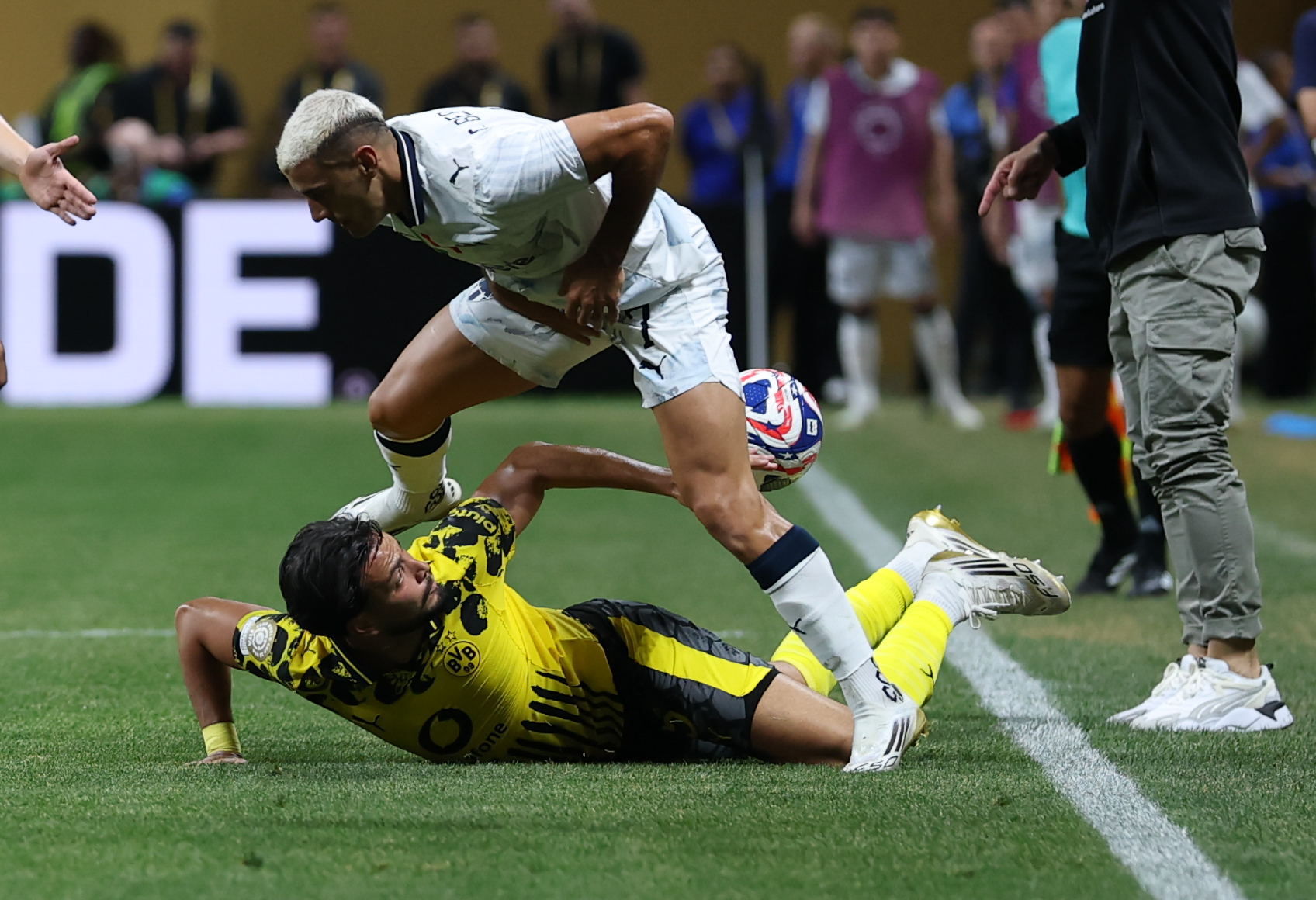 开云官网-包含多特蒙德发布备战花絮，赛前遗憾出局，西甲任务艰巨，赛程密集仍需轮换的词条